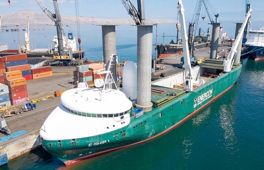 Buque “ecológico” que utiliza energía eólica recala en Puerto Angamos