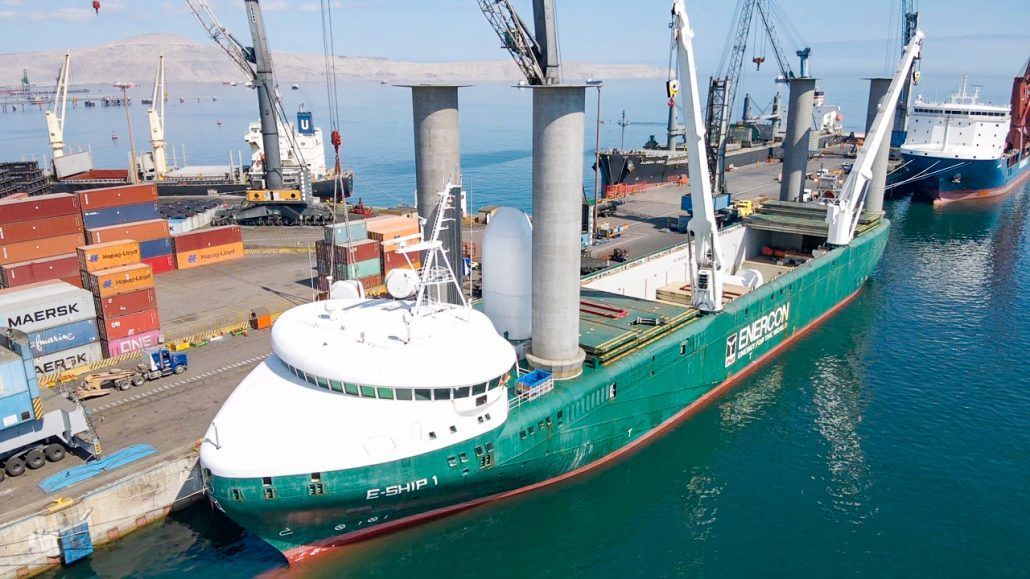 Buque “ecológico” que utiliza energía eólica recala en Puerto Angamos